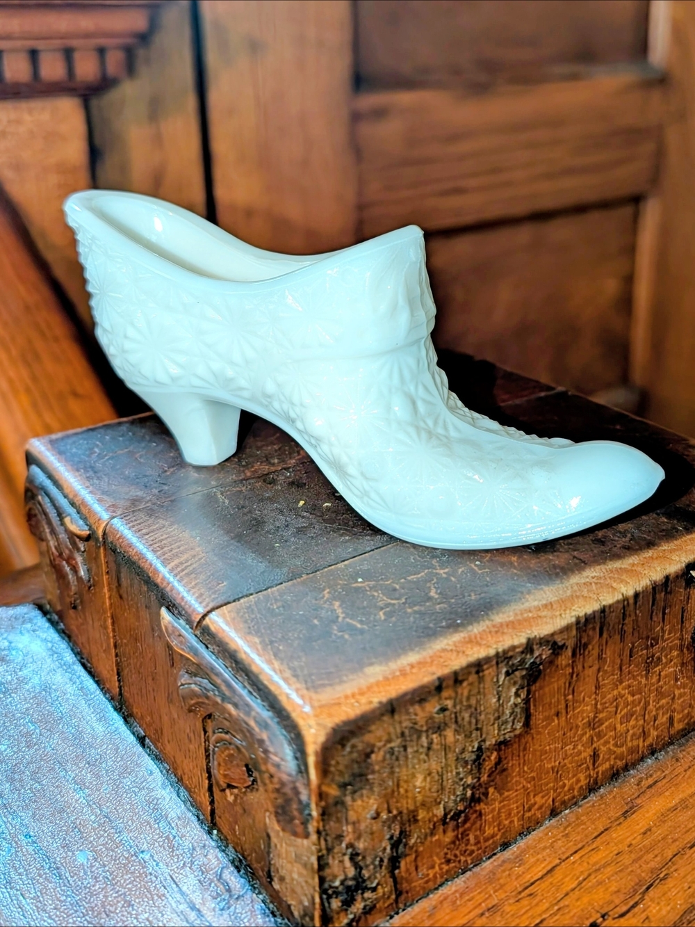 FENTON WHITE MILK GLASS SHOE DAISY AND BUTTON Vintage Glass
